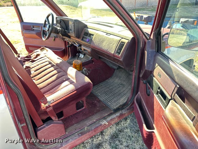 image for item OI9334 1989 Chevrolet K1500 pickup truck