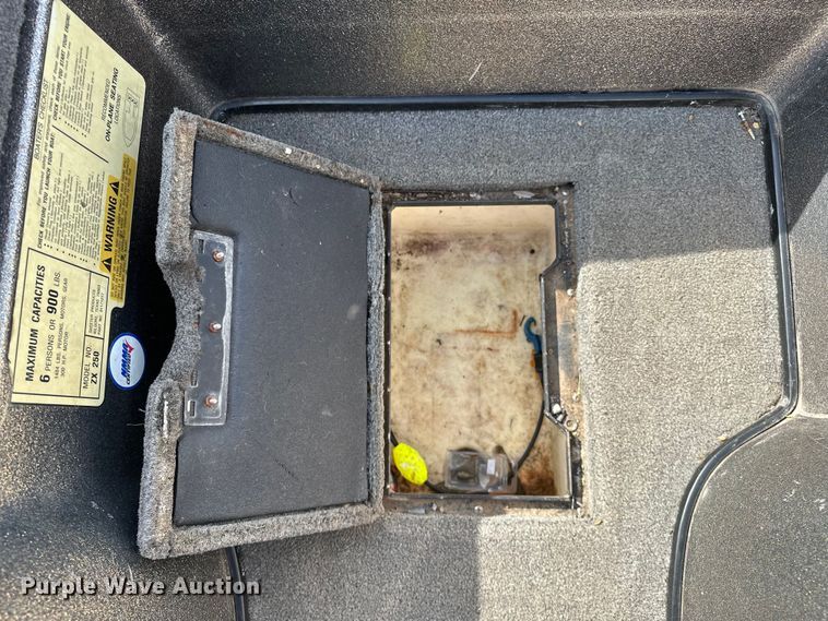 image for item OM9328 2004 Skeeter ZX250 boat