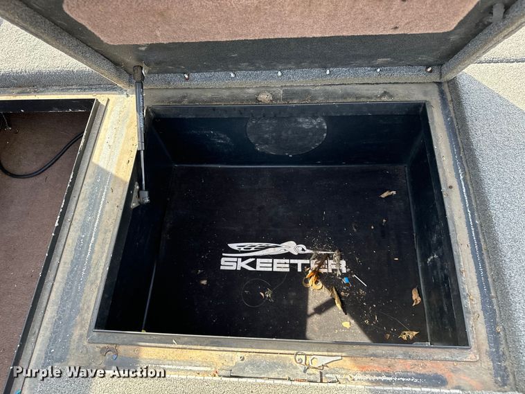 image for item OM9328 2004 Skeeter ZX250 boat