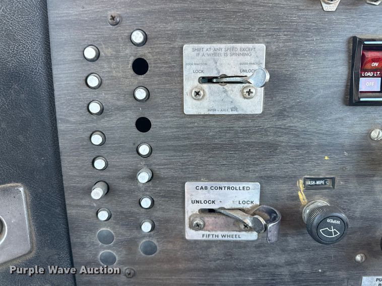 image for item DG4327 1985 Peterbilt 362 roll-off container truck