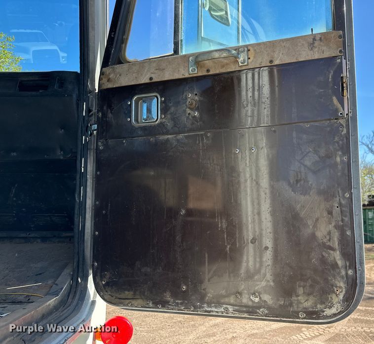 image for item DG4327 1985 Peterbilt 362 roll-off container truck