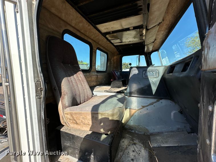 image for item DG4327 1985 Peterbilt 362 roll-off container truck