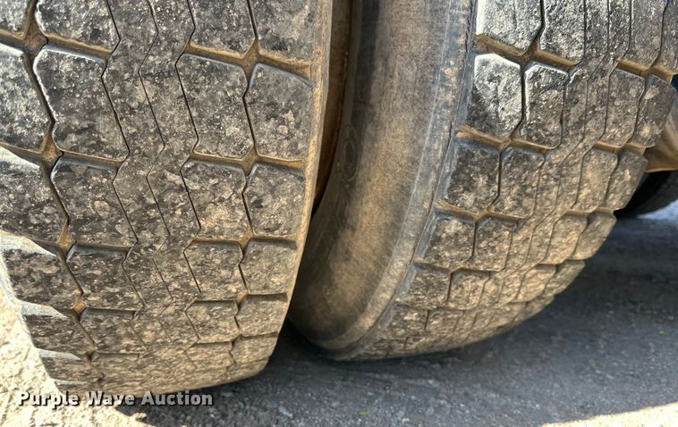 image for item DG4327 1985 Peterbilt 362 roll-off container truck