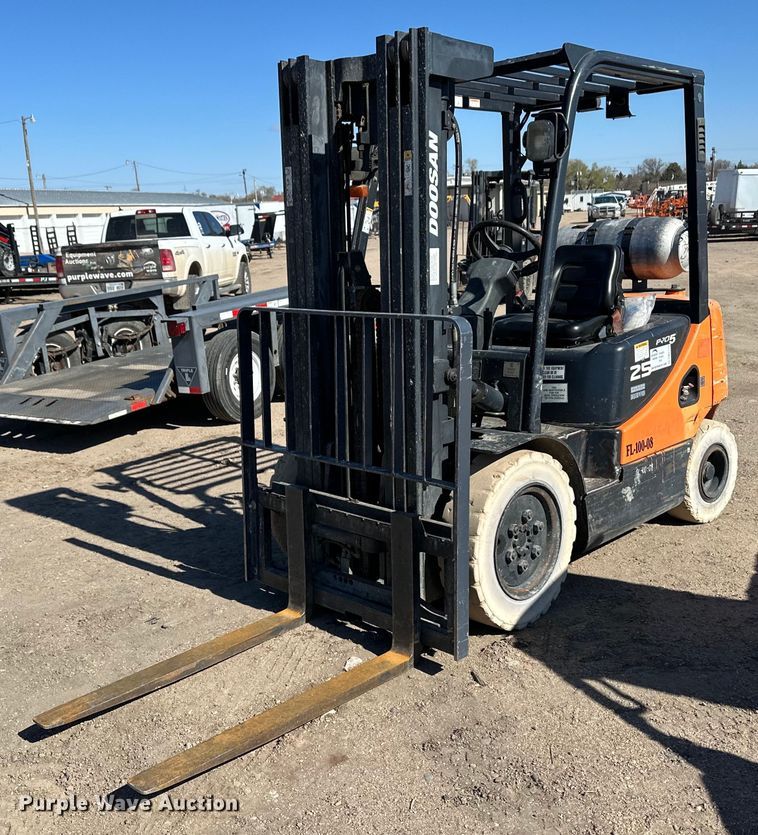 image for item DM2712 Nissan 25 forklift