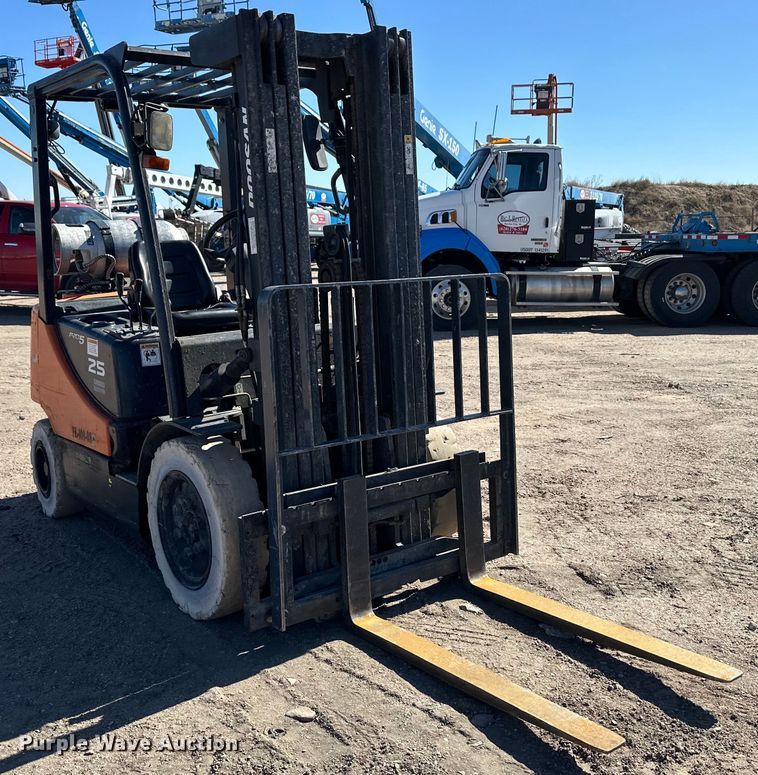 image for item DM2712 Nissan 25 forklift