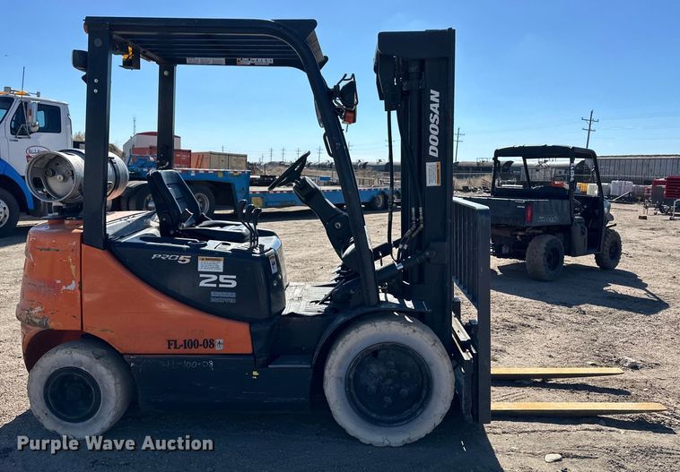 image for item DM2712 Nissan 25 forklift