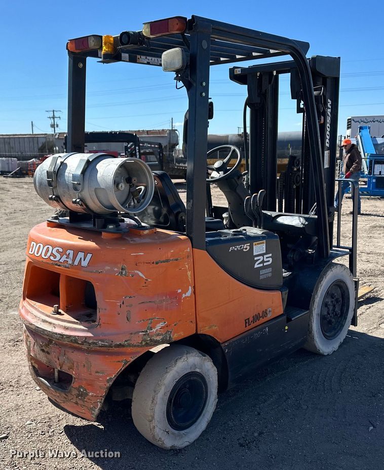 image for item DM2712 Nissan 25 forklift