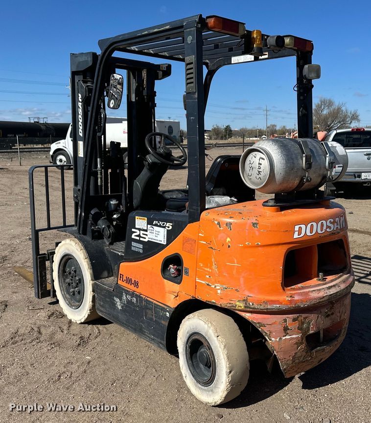image for item DM2712 Nissan 25 forklift