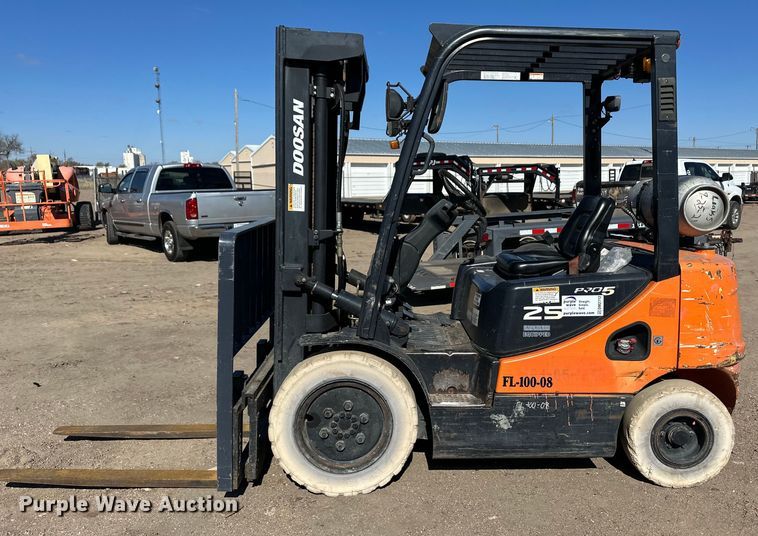 image for item DM2712 Nissan 25 forklift