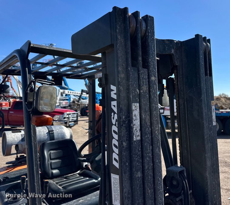 image for item DM2712 Nissan 25 forklift