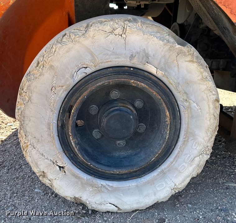 image for item DM2712 Nissan 25 forklift