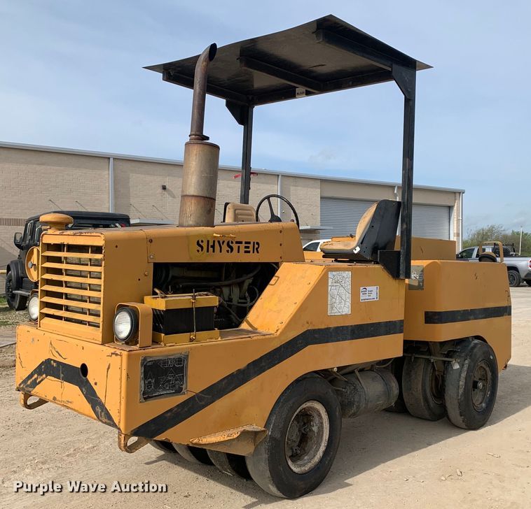 image for item DM7788 Hyster C530A pneumatic roller