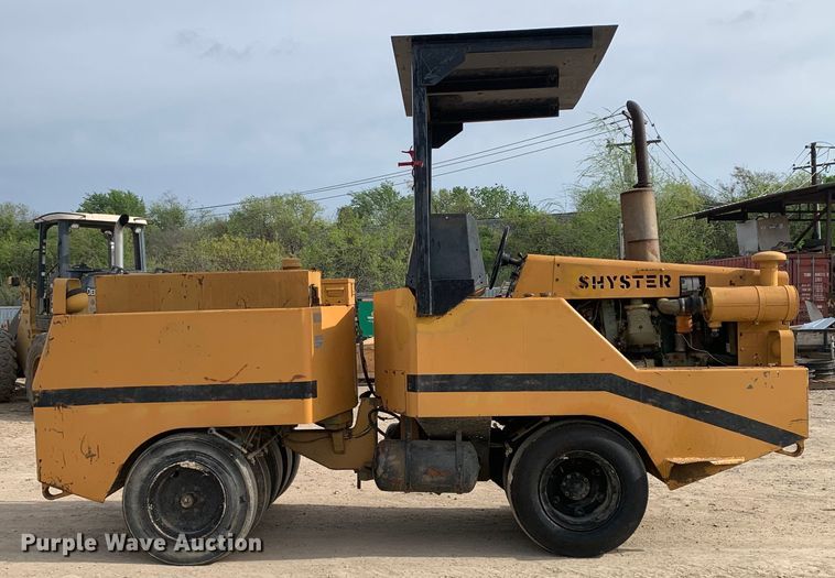 image for item DM7788 Hyster C530A pneumatic roller