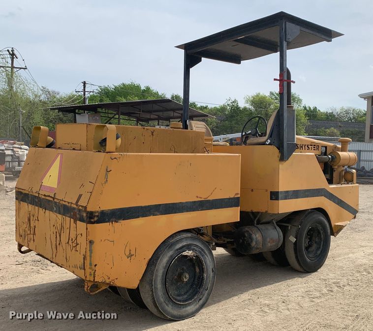 image for item DM7788 Hyster C530A pneumatic roller