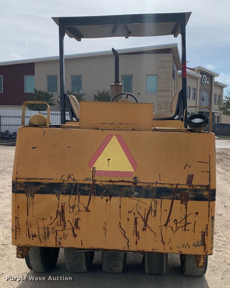 image for item DM7788 Hyster C530A pneumatic roller