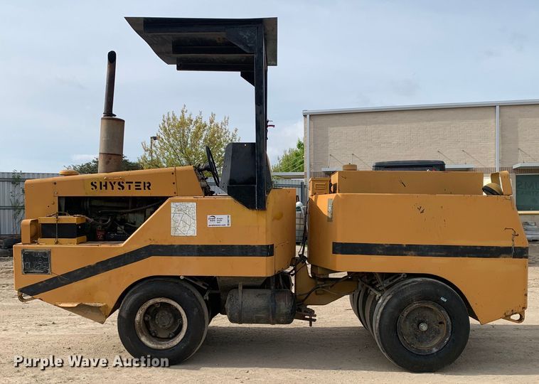 image for item DM7788 Hyster C530A pneumatic roller