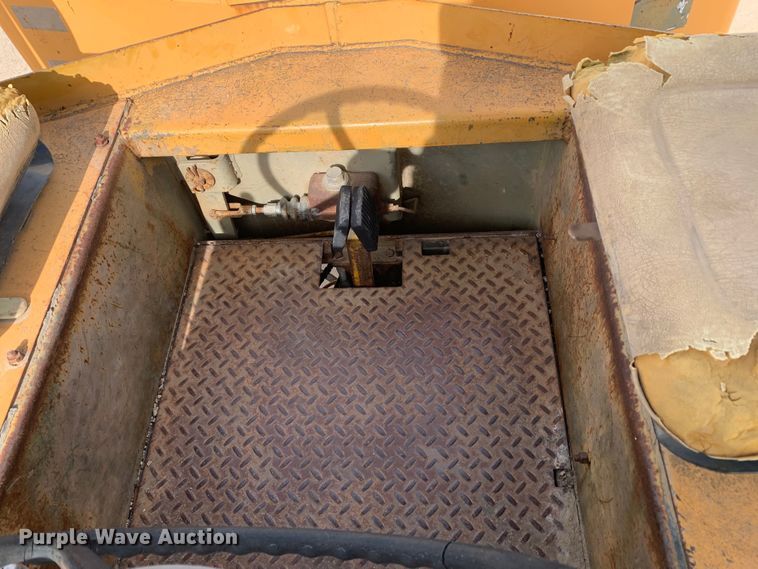 image for item DM7788 Hyster C530A pneumatic roller