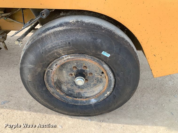 image for item DM7788 Hyster C530A pneumatic roller