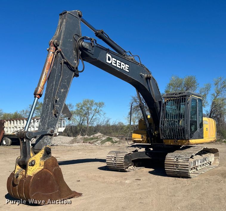 image for item DO1016 2011 John Deere 200D LC excavator