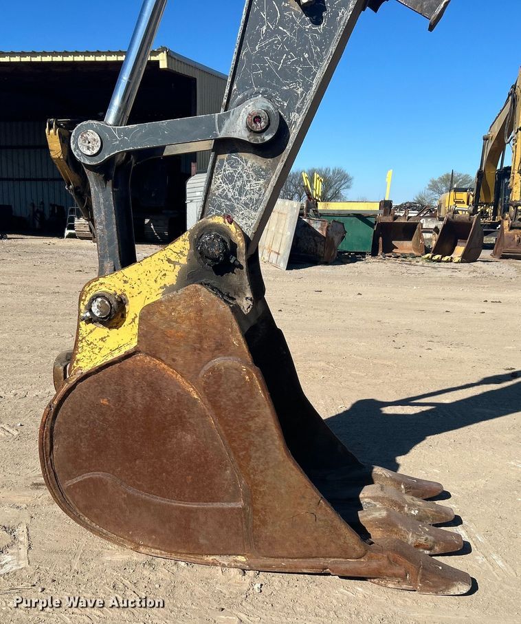 image for item DO1016 2011 John Deere 200D LC excavator