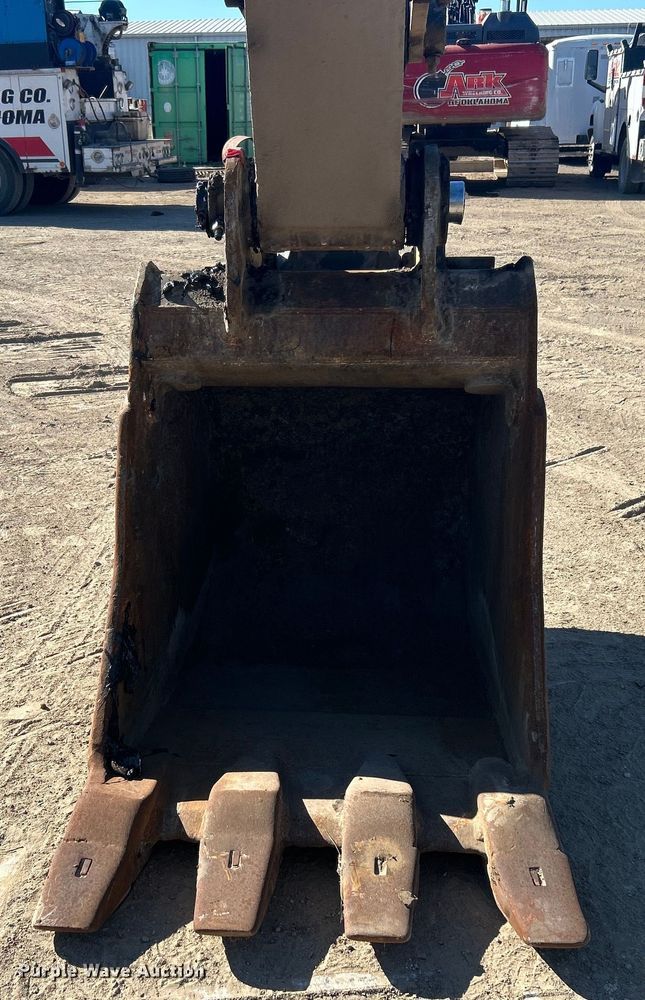 image for item DO1016 2011 John Deere 200D LC excavator