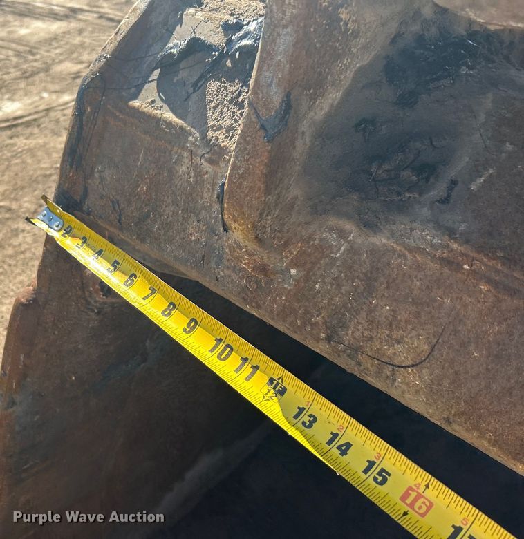 image for item DO1016 2011 John Deere 200D LC excavator