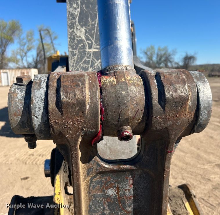 image for item DO1016 2011 John Deere 200D LC excavator