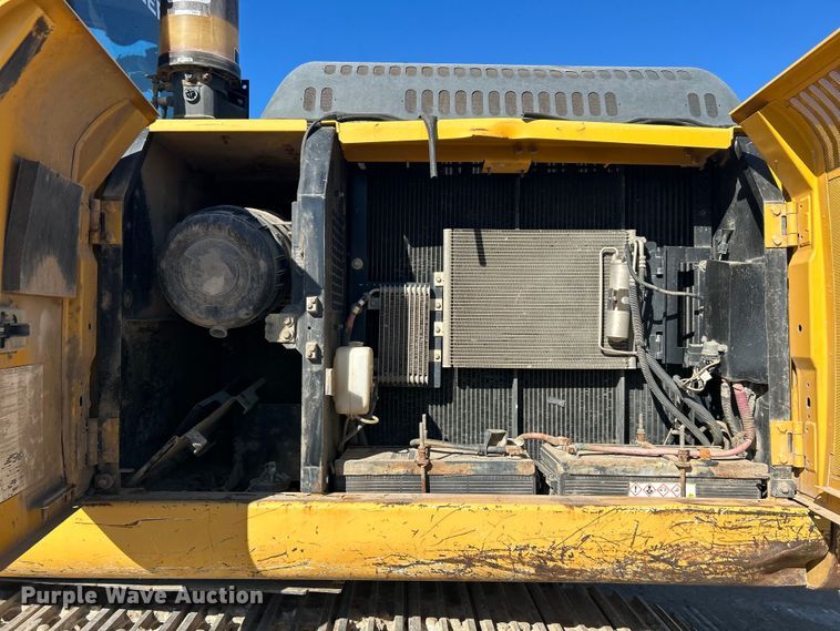 image for item DO1016 2011 John Deere 200D LC excavator