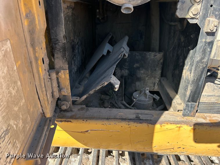 image for item DO1016 2011 John Deere 200D LC excavator