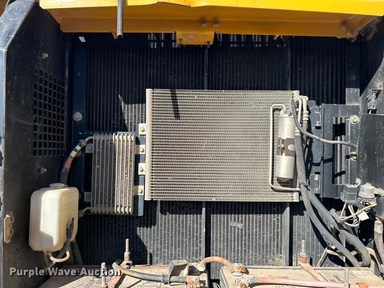 image for item DO1016 2011 John Deere 200D LC excavator