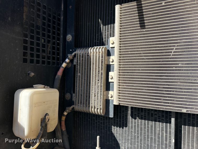 image for item DO1016 2011 John Deere 200D LC excavator