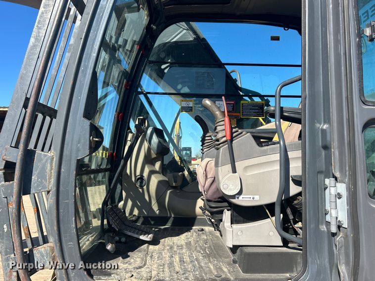 image for item DO1016 2011 John Deere 200D LC excavator