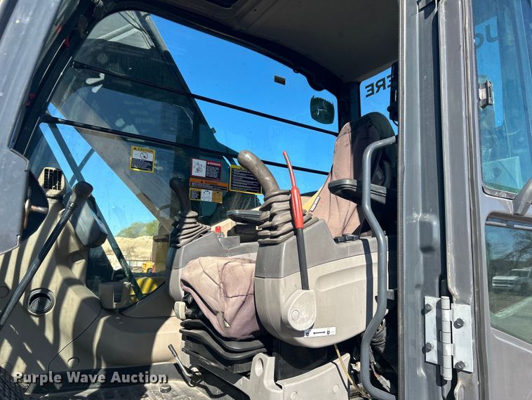 image for item DO1016 2011 John Deere 200D LC excavator