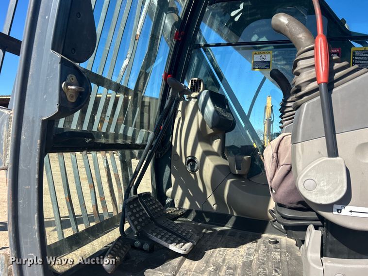 image for item DO1016 2011 John Deere 200D LC excavator