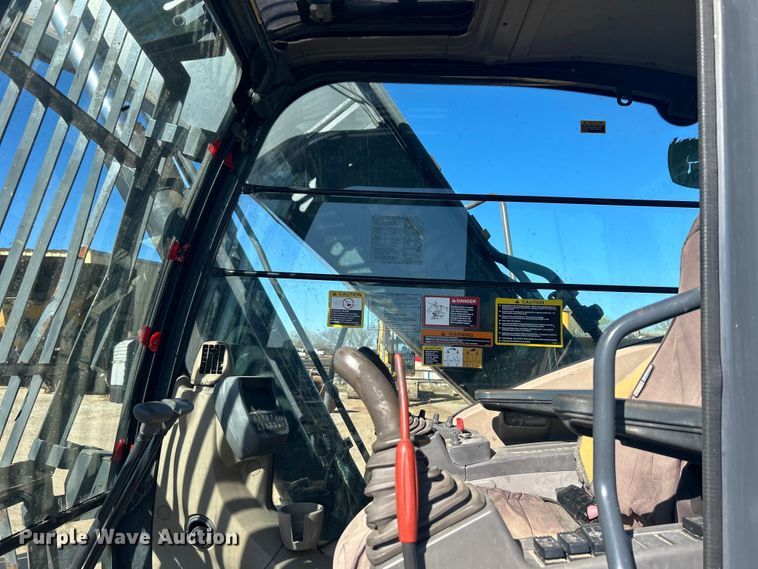 image for item DO1016 2011 John Deere 200D LC excavator