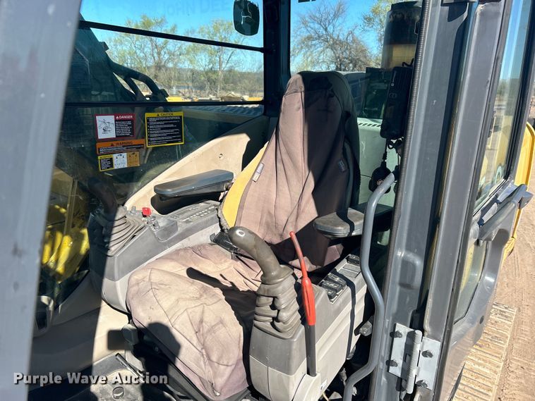 image for item DO1016 2011 John Deere 200D LC excavator