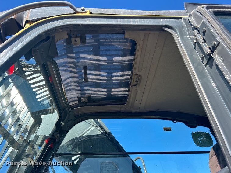 image for item DO1016 2011 John Deere 200D LC excavator