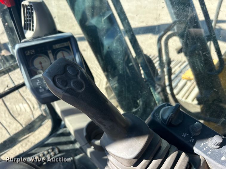 image for item DO1016 2011 John Deere 200D LC excavator