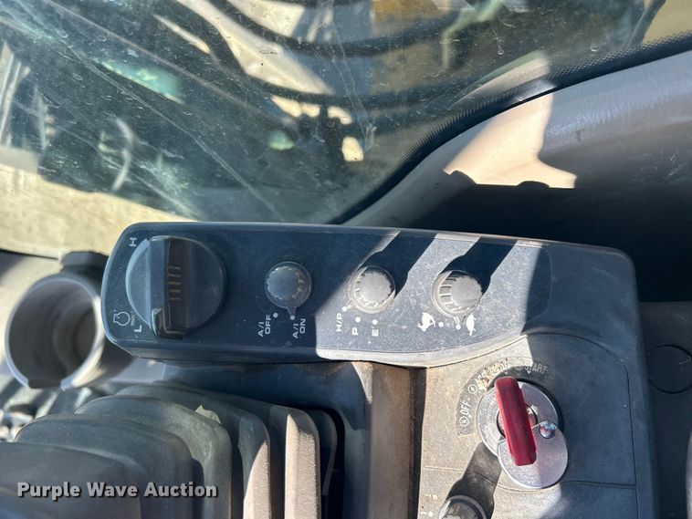 image for item DO1016 2011 John Deere 200D LC excavator