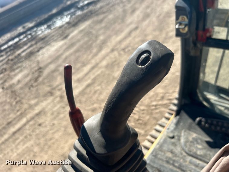 image for item DO1016 2011 John Deere 200D LC excavator