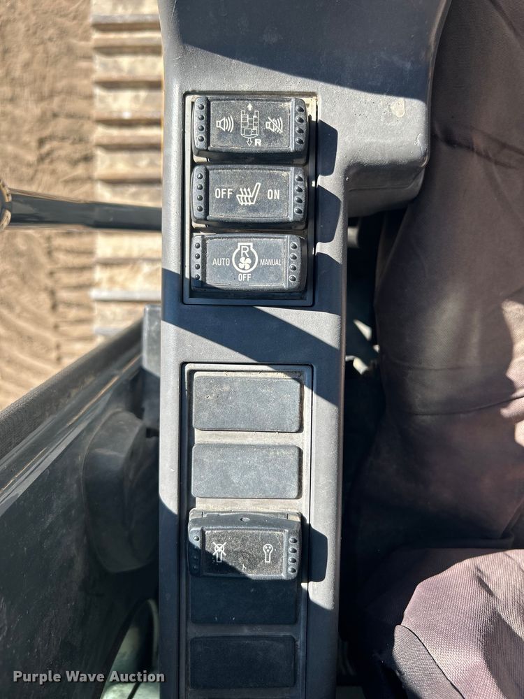 image for item DO1016 2011 John Deere 200D LC excavator