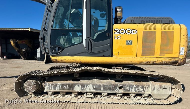 image for item DO1016 2011 John Deere 200D LC excavator