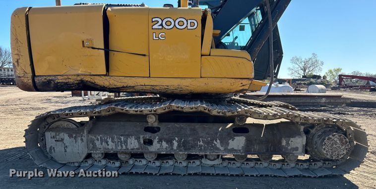 image for item DO1016 2011 John Deere 200D LC excavator