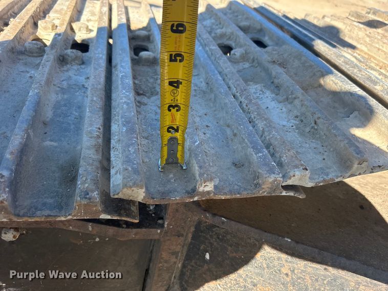 image for item DO1016 2011 John Deere 200D LC excavator