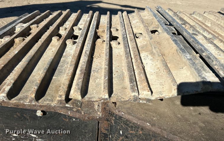 image for item DO1016 2011 John Deere 200D LC excavator