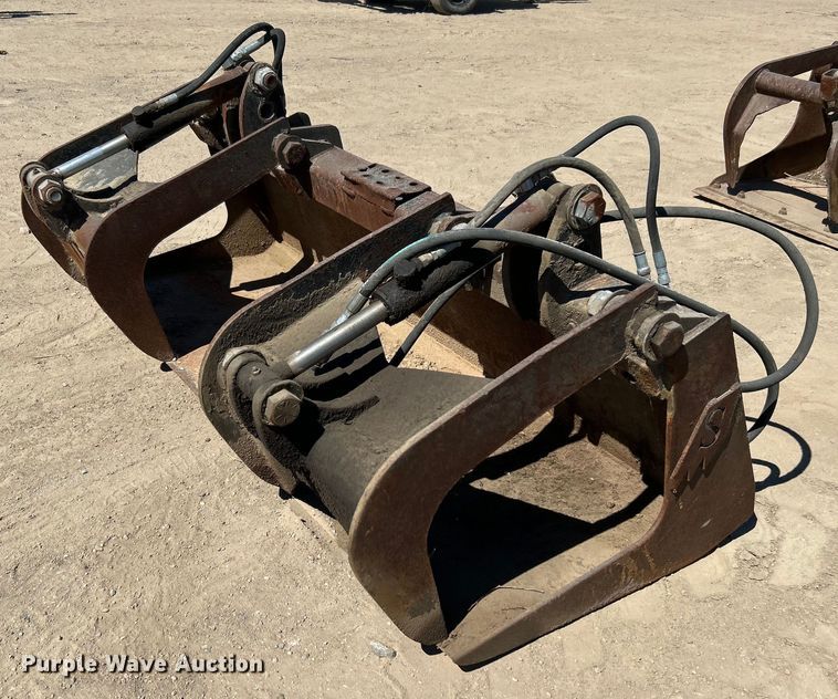 image for item DO1028 Skid steer grapple bucket