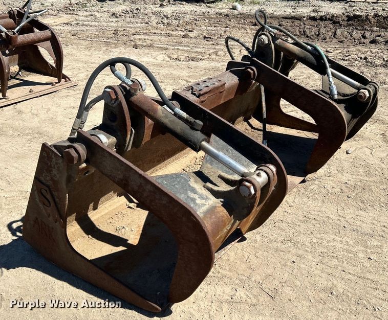 image for item DO1028 Skid steer grapple bucket