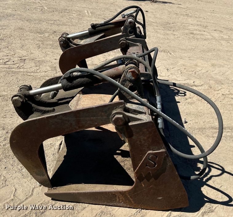 image for item DO1028 Skid steer grapple bucket