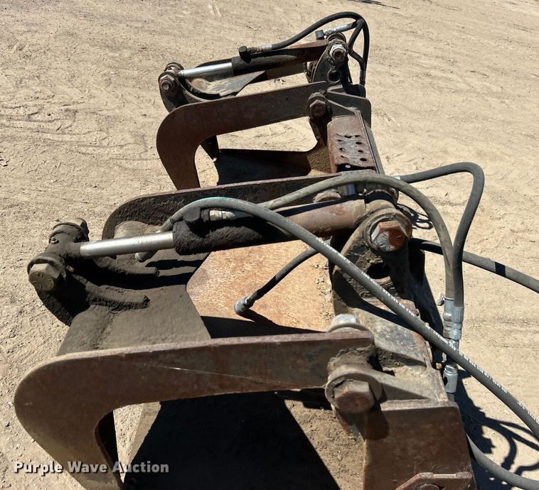 image for item DO1028 Skid steer grapple bucket