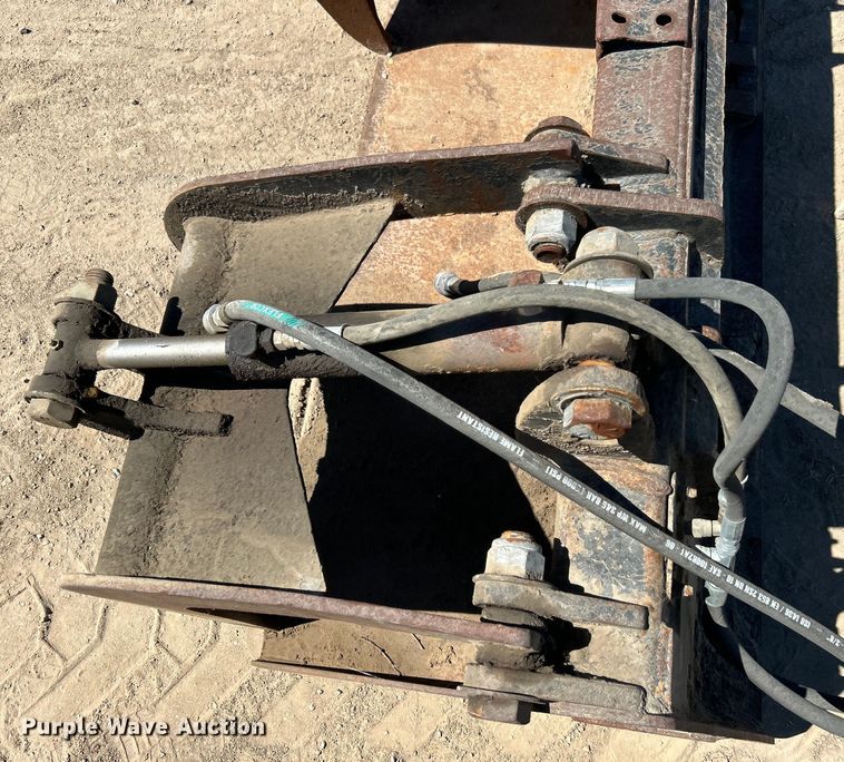 image for item DO1028 Skid steer grapple bucket